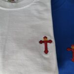 Grb karantanskih kronanih vitezov, vezeno na srčno stran majice