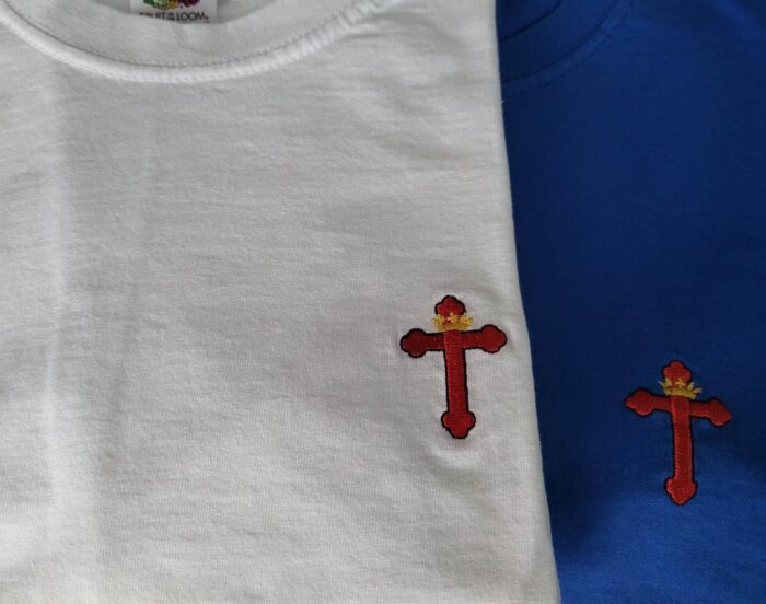 Grb karantanskih kronanih vitezov, vezeno na srčno stran majice