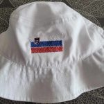 Klobuček beli s uvezeno SLO zastavico