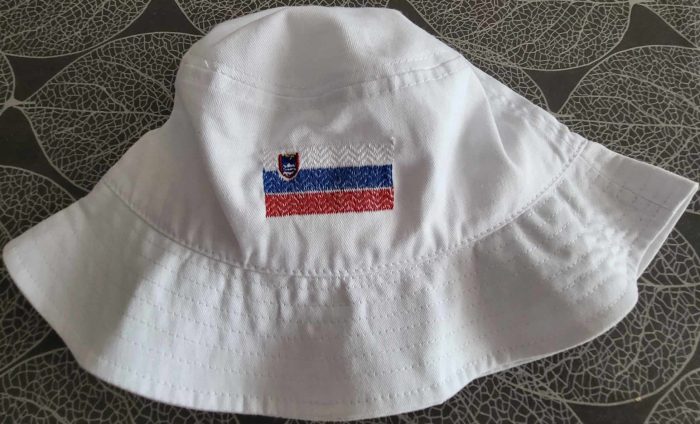 Klobuček beli s uvezeno SLO zastavico