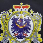 Na zadnji strani majice je Kranjski vojvodski grb