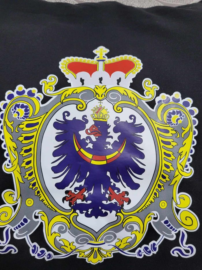 Na zadnji strani majice je Kranjski vojvodski grb Na zadnji strani majice je Kranjski vojvodski grb