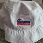 Klobuček beli s uvezeno SLO zastavico