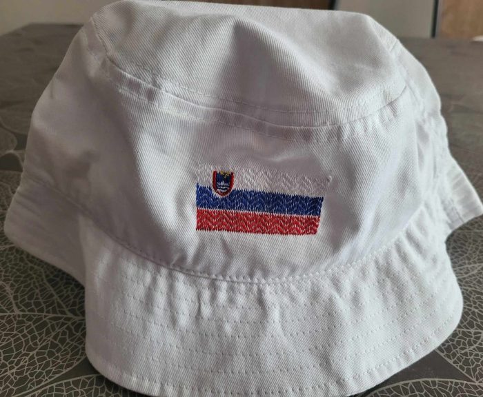 Klobuček beli s uvezeno SLO zastavico